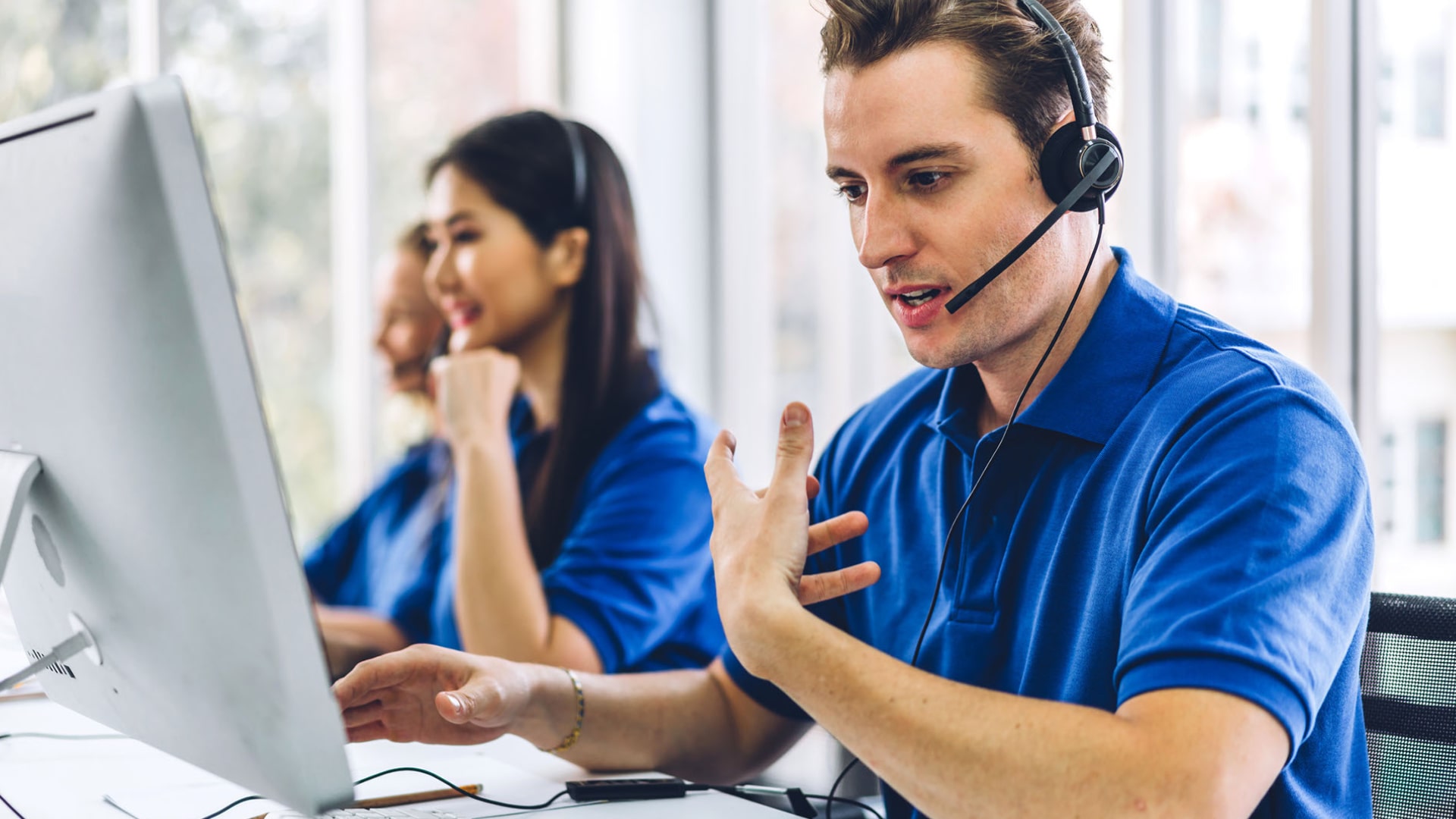 Оператор контакт центра. Customer service is. Колл центр. Горячую линию девушка в офисе. Наушники для колл центра.